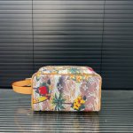 Louisvuitton 路易威登 Lv 印花洗漱包袋 手拿包 化妆包 经典百搭 实物拍摄 原厂原版面料 配送防尘袋 礼盒 12 X 22 Cm。