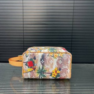 Louisvuitton 路易威登 Lv 印花洗漱包袋 手拿包 化妆包 经典百搭 实物拍摄 原厂原版面料 配送防尘袋 礼盒 12 X 22 Cm。