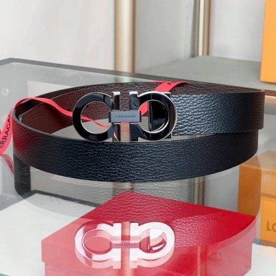 特 P160 。双面可调式Gancini皮带 这款双面双色皮带重新诠释Ferragamo经典Gancini图案，选用闪亮钯金色和炮铜色双层结构扣饰，为经典扣饰设