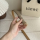 走量款 重磅来袭 Loewe 鹅卵石纹牛皮腰带。Anagram搭扣 Anchor腰带扣 宽2.0Cm，五孔调节。暗沙色 金扣