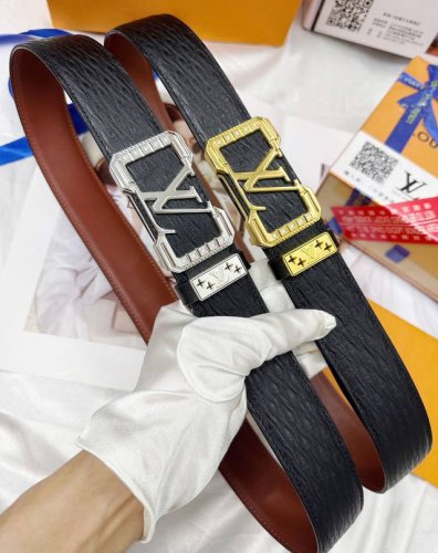 皮带：Lv..路易..威登顶级复刻. 腰带：原单品质百分百头层牛皮，保证真皮。雕花镂空镶钻石设计24K纯钢扣.永不掉色进口原厂小牛皮纹路.油蜡工艺双面两用专柜同