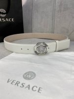 宽度4.0Cm Versace 范思哲 此款柔软的皮带饰3D美杜莎腰带扣，可搭配正装或休闲牛仔装。