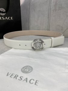 宽度4.0Cm Versace 范思哲 此款柔软的皮带饰3D美杜莎腰带扣，可搭配正装或休闲牛仔装。