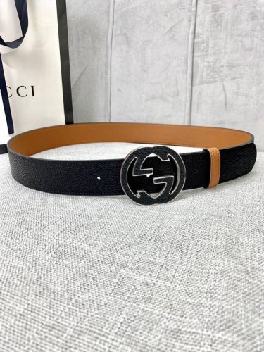 宽度3.8Cm Gucci Gg Marmont系列每一季都会推陈出新，为灵感源于70年代的标志性原版gg6.0Cm钢扣配件注入现代精髓。这款双色头层牛皮腰带