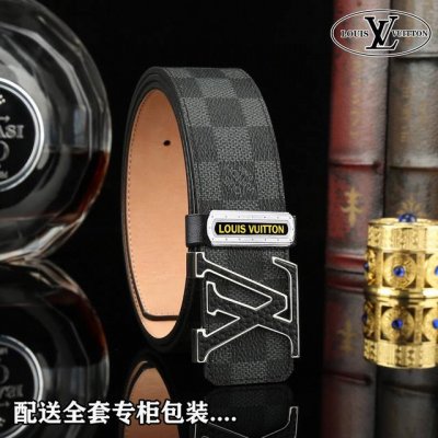 高端品质，实物拍摄 批￥ 配全套包装 品牌： Lv 海外原单 扣头材质：精品实心钢扣 带身材质正面：正版40Mm宽度采用双面进口原版皮腰带，真空电镀五金扣头实物