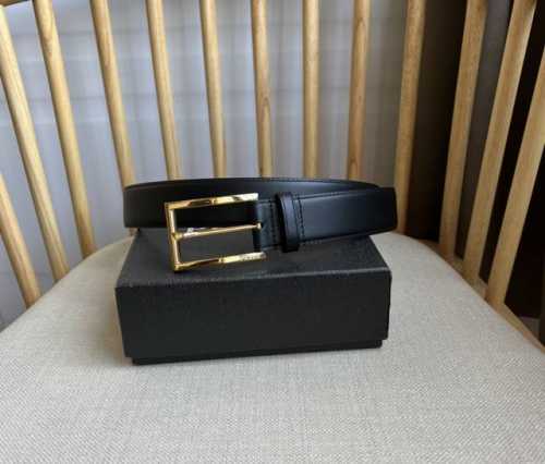 Prada 普拉达 专柜最新款 这款腰带精致低调 优雅摩登 简约时尚的金属带扣配有刻字徽标 勾勒精致细节 是prada男士成衣系列的理想配饰 宽3.5