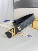 品名： Lv..路易..威登腰带皮带原单 型号：挂扣，经典纯钢材质镶钻字母挂扣，头层牛皮，图片实物拍摄 材料：头层牛皮，挂扣系列，纯钢材质扣头，钯镀电镀工艺永不
