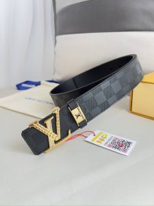 品名： Lv..路易..威登腰带皮带原单 型号：挂扣，经典纯钢材质镶钻字母挂扣，头层牛皮，图片实物拍摄 材料：头层牛皮，挂扣系列，纯钢材质扣头，钯镀电镀工艺永不