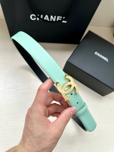 特 宽度3.0Cm Chanel香奈儿 旋转 双c小牛皮与银色 枪色 金色金属腰带 多颜色女款腰带搭配！此五金可旋转使用 带身均两面颜色 。