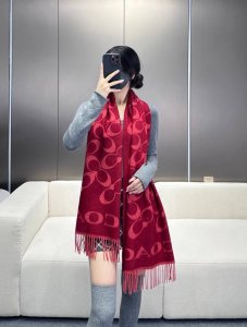 高版 年新款到！又是一大爆款到货！专柜都在抢货的节奏！Coach经典C 太好看了吧！不仅有颜值还有品质，97%羊毛+3%羊绒，手感超级软糯和舒服，尺寸195×5