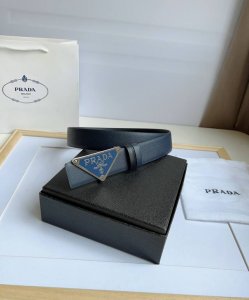 Prada 普拉达 专柜最新款 这款搭扣式腰带出自多功能的组合式配饰系列 可随心搭配 三角形徽标藉由普世的简约廓形彰显别具一格的特色和现代感 呈现精致质感 宽: