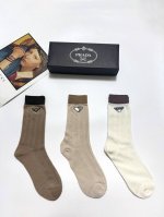 配包装 一盒3 双 Prada 普拉达经典字母Logo 纯棉中筒空调袜 小腿袜 Ins爆款！专柜在售Ing 好看到爆炸 ！超高品质！经典不过时！潮人必不能少的专