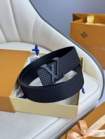 特 Lv 奢华款现代 饰以雅致大方的标志性 柔软结实的皮带 可搭配从礼服到休闲装各种服饰 宽度4.0Cm