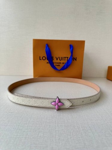 2.0宽Lv Mini Flowergram 双面腰带取材 Monogram 帆布和缝线皮革，以尖瓣 Monogram 花卉搭扣映衬榄尖形腰带末端，为纤细设计注