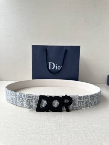 宽度3.5Cm Dior 受到标志性的同名手袋的启发，Montaigne腰带提供可翻转的版本，这要归功于其旋转机制。一侧采用天然光滑的小牛皮制成