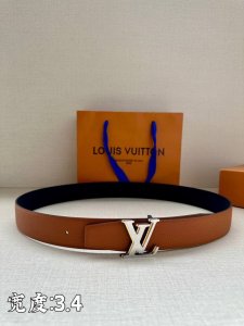 Lv Heritage 双面腰带3.4宽 选取粒面皮革和纳帕皮革 新款3层lv 搭扣。微弧形边缘和摩登形状末端见证细致匠心，为考究人士带来赠礼佳选