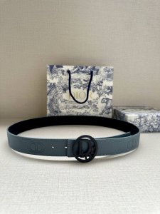 特 Dior 这款 35毫米双面腰带结合典雅气质与摩登风范。一面则采用迪奥灰粒面牛皮革，另一面则采用同色调压花 Cd Icon 标志。长度可调节，可搭配各式 3