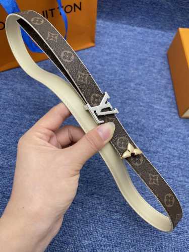 【品牌】Lv 2.0Cm 特P200” 【描述】这款饰有Lv带扣的腰带配以水牛皮衬里，覆以Monogram 牛皮。展现细腻的品牌特质，是牛仔裤的理想配件 lv字
