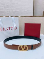 Vlogo Signature搭扣，饰以施华洛世奇仿珍珠 -施华洛钻 花纹搭扣 -进口小牛皮材质 进平纹带身 -宽度：3厘米