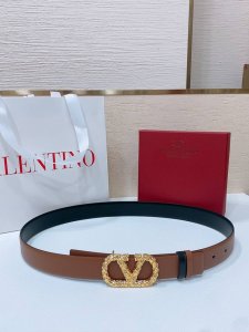 Vlogo Signature搭扣，饰以施华洛世奇仿珍珠 -施华洛钻 花纹搭扣 -进口小牛皮材质 进平纹带身 -宽度：3厘米