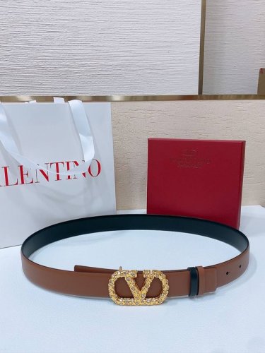 Vlogo Signature搭扣，饰以施华洛世奇仿珍珠 -施华洛钻 花纹搭扣 -进口小牛皮材质 进平纹带身 -宽度：3厘米