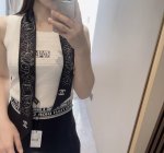 香奈儿 Twilly小丝巾来了，Chanel 名副其实的小可爱， 人手三条闭眼收，我都不拦着 N久都没有见过这么好看的Twilly 真的是真香本香了，凹造型必备
