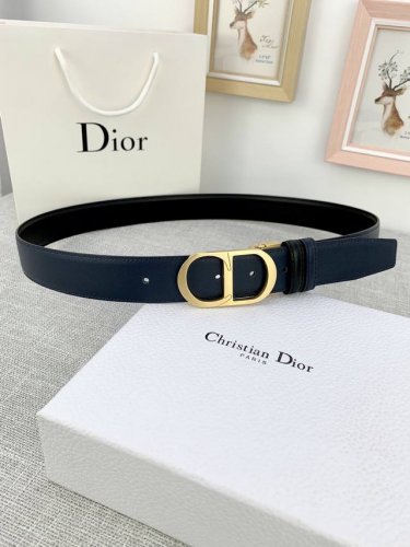 宽度3.5Cm Dior粒面触感牛皮革“Cd”皮带，搭配cd镂空扣，平纹粒面小牛皮底触感牛皮
