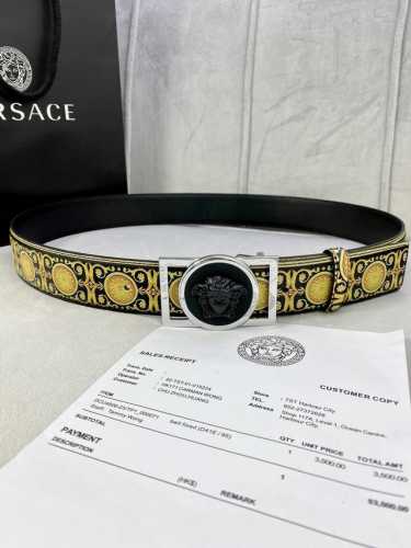 宽度4.0Cm Versace 范思哲 此款palazzo腰带采用牛皮革面料制作，并饰有le Popclassique图案印花和标志性的美杜莎五金配件。