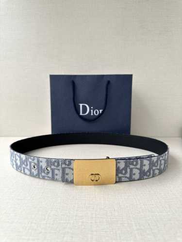 宽度3.5Cm Dior 这款不锈钢金属腰带扣是春季系列新品，展示 Cd Icon 标志和 Oblique Cosmo 图案，致敬 Dior 的经典图案。可与各