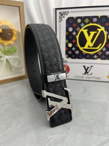 品名：Lv..路易..威登原单 材质：原单牛皮腰带 百分百头层牛皮腰带保证真皮，24K纯钢扣，专柜原单品质、做工精细，时尚大牌，送人自用首选 包装： 请认准如图