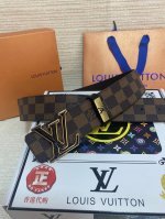 品名：Lv..路易..威登原单 材质：原单牛皮腰带 百分百头层牛皮腰带保证真皮，24K纯钢扣，专柜原单品质、做工精细，时尚大牌，送人自用首选 包装： 请认准如图