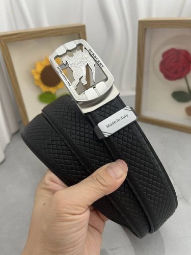 品名：巴宝莉 自动带 材质：原单牛皮腰带 百分百头层牛皮腰带保证真皮，24K纯钢扣，专柜原单品质、做工精细，时尚大牌，送人自用首选 包装： 请认准如图专柜包装赠