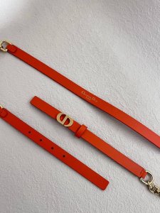 本季新款标志性的 Dior Caro 珠饰腰带采用橙色玻璃珠饰和奶白色光滑牛皮革精心设计，别具一格。饰以标志性的“Cd”腰带扣，采用富有光泽的金色饰钢扣，可与经