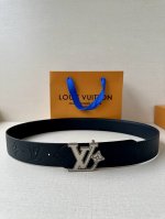 Lv Initiales Pearls 4.0宽 双面腰带证明了简洁始终是优雅的选择。一面是压花Monogram皮革，另一面是精细光滑的皮革，都是黑色的。金色L