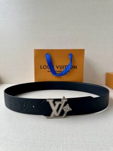 Lv Initiales Pearls 4.0宽 双面腰带证明了简洁始终是优雅的选择。一面是压花Monogram皮革，另一面是精细光滑的皮革，都是黑色的。金色L