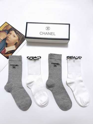 配包装 一盒4 双 Chanel 香奈儿 经典字母Logo 纯棉中筒袜 ，Ins超火爆小腿短袜，纯棉面料，潮人必备 ，经典配色 个性时尚百搭款，你值得拥有哦
