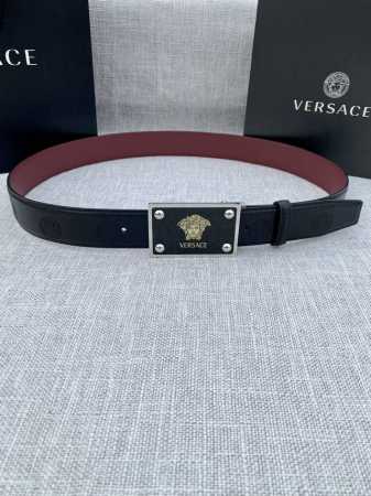 宽度3.5Cm Versace范思哲 此款平纹小牛皮腰带饰有一枚几何形状的希腊回纹搭扣，可搭配正装或休闲装。 - 点击图像关闭
