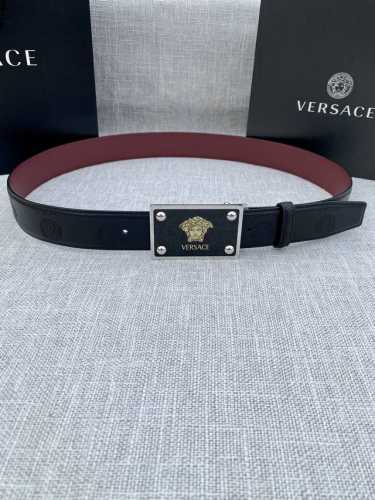宽度3.5Cm Versace范思哲 此款平纹小牛皮腰带饰有一枚几何形状的希腊回纹搭扣，可搭配正装或休闲装。