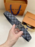 特 本款4.0宽 Lv Initiales 双面腰带聚焦品牌经典 Damier 格纹，以 Damier Graphite 帆布和 Damier Infini 皮