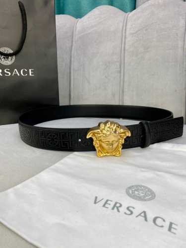 特 宽度4.0Cm Versace范思哲此款古希腊回纹皮带饰有Versace品牌标志：3D美杜莎皮带扣，这也是Palazzo系列的一部分。