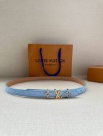 2.0宽 Lv Trio 双面腰带拼合细腻牛皮革和 Monogram 帆布，为中央金属搭扣聚焦 Lv Circle 标识 Monogram 花卉，雅致设计实现更