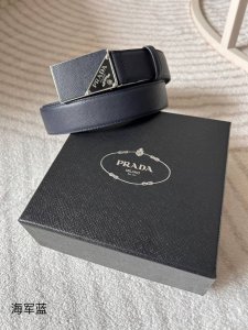 特 Prada 普拉达 专柜同款 男士休闲腰带 宽3.5Cm 这款标志性的Saffiano牛皮腰带配有带Saffiano皮革和金属细节的带扣，带扣饰有涂珐琅三角