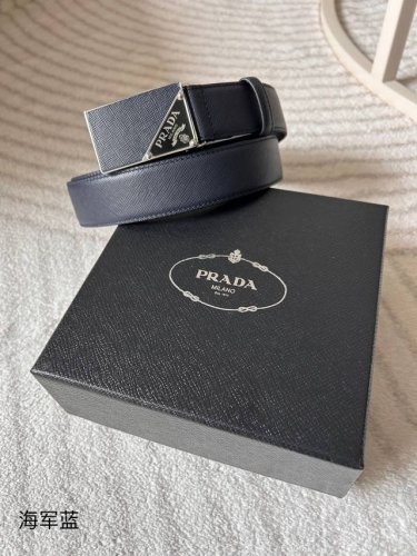 特 Prada 普拉达 专柜同款 男士休闲腰带 宽3.5Cm 这款标志性的Saffiano牛皮腰带配有带Saffiano皮革和金属细节的带扣，带扣饰有涂珐琅三角