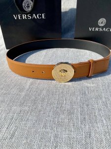 特 宽度：3.8Cm 范思哲此掌纹腰带饰有标志性的Versace美杜莎头像扣，彰显品牌格调。是一款精美的衣橱必备单品。秀场同款！