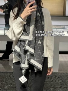 25p 菱格纹双C印花披肩围巾 这一季颜色搭配还是很绝的，杏白配色很温柔，经典菱格纹加双C Logo超级耐看，越看越好看！尺寸：140*140Cm大方巾很实用！