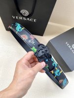特 宽度4.0Cm Versace 范思哲 此款Palazzo腰带采用牛皮革面料制作，并饰有Le Pop Classique图案印花和标志性的美杜莎五金配件。