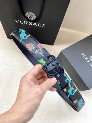特 宽度4.0Cm Versace 范思哲 此款Palazzo腰带采用牛皮革面料制作，并饰有Le Pop Classique图案印花和标志性的美杜莎五金配件。