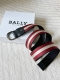 Bally 巴利 专柜同款 男士休闲布带 这款 Coer 双面腰带以黑色皮革制成，搭配织物 Bally Strie 细节。正面饰有枪色钯金属搭扣。