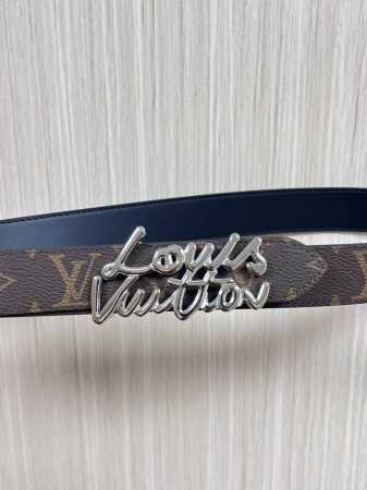 当季新款，腰带取材雍容牛皮革和 Monogram 帆布，便于随心切换两 式风尚。路易威登手写体标识化身为宽幅金属搭扣，于中央点亮视线 焦点，可为休闲和正式造型注 - 点击图像关闭