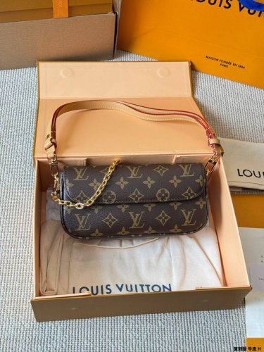 复刻版 牛皮 全钢 P 2025新款 Lv 路易威登 Wallet On Chain Ivy腋下包 ～～Lv Ivy链条包 也是这两年的大爆款 两根肩带 包里面